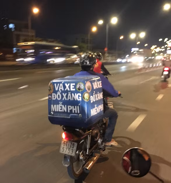 Tối nào người đàn ông tốt bụng này cũng chạy gần trăm kilômet những tuyến đường huyết mạch của thành phố để giúp người không may gặp sự cố trên đường - Ảnh: MY LĂNG