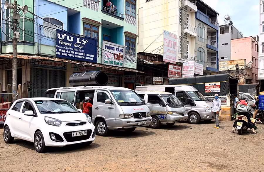 Các xe khách hoạt động vận tải tuyến nội tỉnh đón khách tại Bến xe trung tâm Pleiku sáng 20-4. Ảnh: L.H