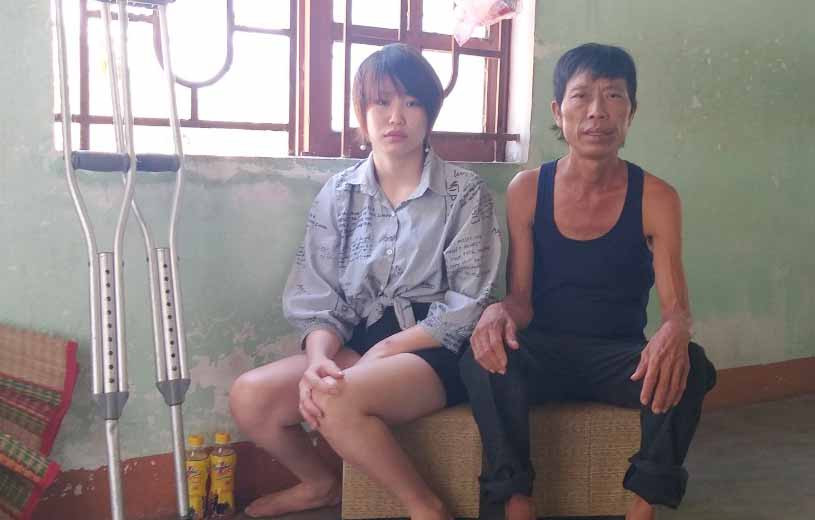 Hai cha con chú Ánh chỉ biết dựa vào nhau sống qua ngày. Ảnh: Vũ Thị Chi