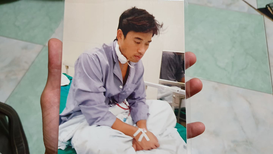  Trưởng văn phòng luật sư Chính Pháp nhận định, qua theo dõi một số vụ án cố ý gây thương tích mà Đường Nhuệ tham gia, có thể thấy hành vi của nhóm đối tượng rất tàn bạo, gây nguy hại đặc biệt đến sức khoẻ của nạn nhân. Trong ảnh là anh Mai Thế Duy (con trai bà Lý), nạn nhân bị Đường Nhuệ đánh đến vỡ xương mặt ở trụ sở Công an phường Trần Lãm.