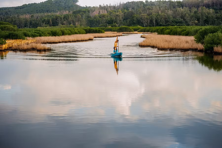 Bàu Cá Cái là điểm đến còn hoang sơ nhưng vô cùng thu hút du khách