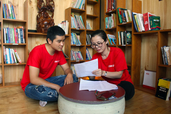 Các thành viên của Trạm đọc miễn phí Gia Lai đang chọn các bài văn, thơ để gửi đến Ban biên tập chương trình Radio chiến sĩ. Ảnh: T.B