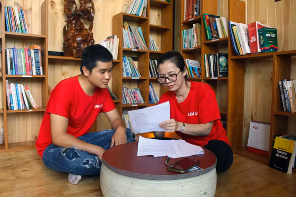 Các thành viên của Trạm đọc miễn phí Gia Lai đang chọn các bài văn, thơ để gửi đến Ban biên tập chương trình Radio chiến sĩ. Ảnh: T.B