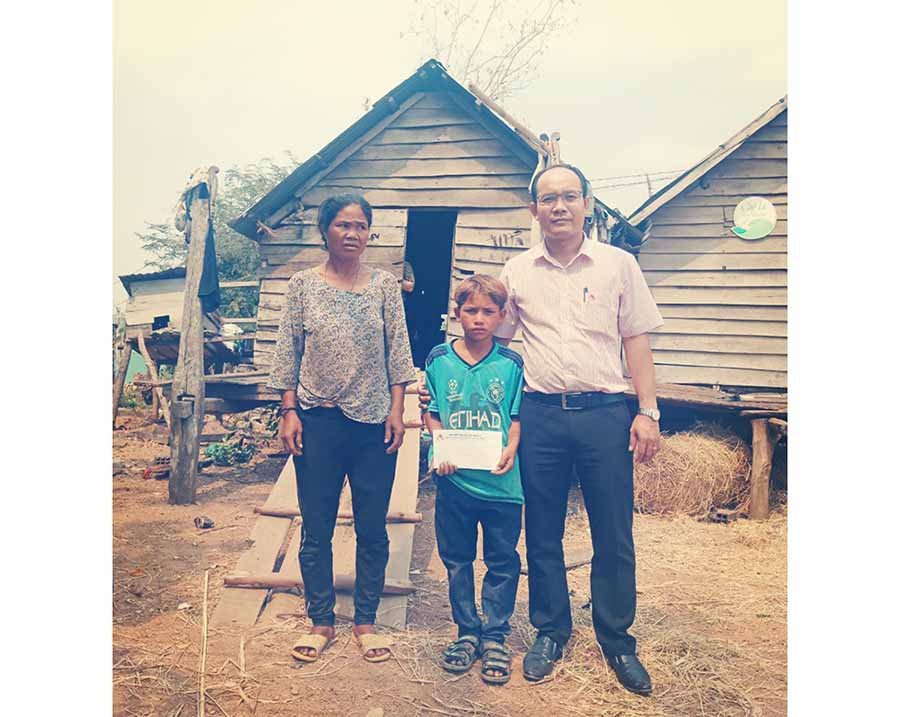 Công đoàn Ngân hàng CSXH tỉnh Gia Lai đang hỗ trợ em Đinh Chuyên (xã Chơ Glong, huyện K ông Chro) để trang trải chi phí học tập. Ảnh: Sơn Ca