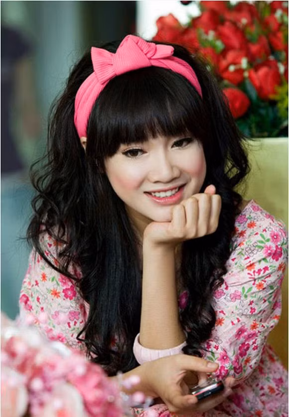 Từ nữ diễn viên sở hữu phong cách đáng yêu, nhí nhảnh với gu thời trang và lối trang điểm đúng chất 