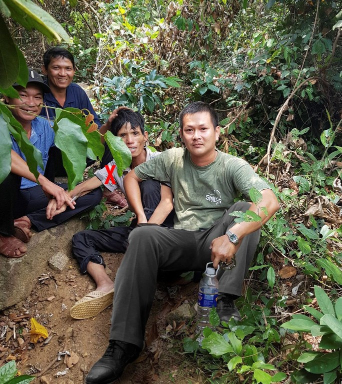 Nhóm thợ săn và đối tượng Trần Ngọc Hoàng (đánh dấu X) trong khu rừng sâu