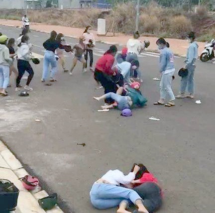 Cảnh hàng chục thiếu nữ lao vào đánh nhau ở Bình Phước. Ảnh cắt từ clip.