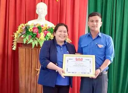 Chị Hà Thị Giang Thảo-Phó Bí thư Tỉnh Đoàn tặng bằng khen cho anh Trần Thành Trung-Bí thư Đoàn xã Đak Tơ Ver. Ảnh: Phan Lài