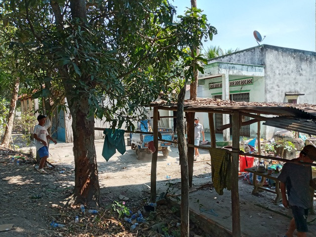 Hiện trường án mạng nghi chồng sát hại vợ vì ghen. Hiện trường án mạng nghi chồng sát hại vợ vì ghen.