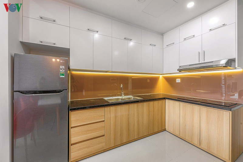 Tủ bếp gọn gàng nhưng vẫn tiện nghi. Tủ treo được làm cao sát trần để tận dụng không gian chứa đồ. Tủ bếp gọn gàng nhưng vẫn tiện nghi. Tủ treo được làm cao sát trần để tận dụng không gian chứa đồ.