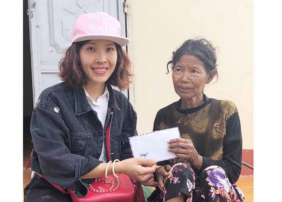  Chị Trình Thị Kim Liên (phường An Phú, thị xã An Khê) hỗ trợ hộ nghèo trên địa bàn thị xã. Ảnh: N.M