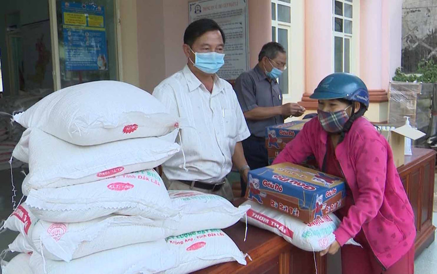 Hộ khó khăn nhận quà từ phường. Ảnh: Phương Thảo