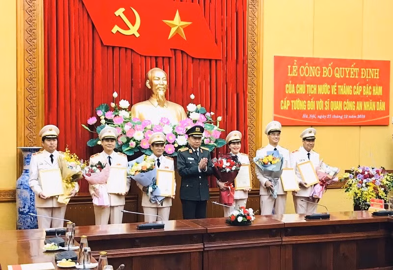 Thiếu tướng Nguyễn Thị Xuân - người đứng cạnh Đại tướng Tô Lâm (áo sẫm) trong đợt thăng cấp hàm cuối năm 2019 (ảnh An ninh Hải Phòng).