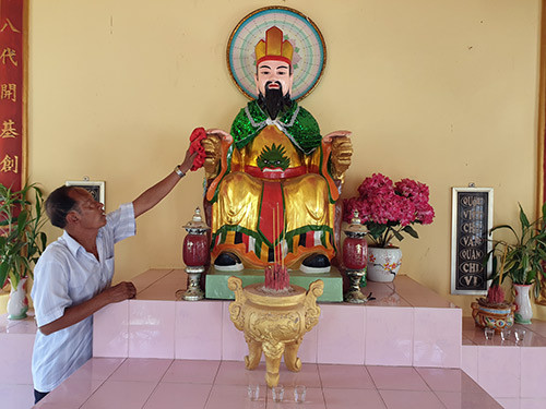 Việc chăm sóc, gìn giữ đền thờ được những người lớn tuổi ở địa phương đảm nhiệm. Ảnh: H.H