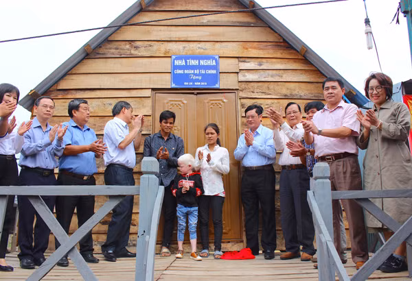 Tặng nhà tình nghĩa cho nạn nhân chất độc da cam/Dioxin. Ảnh: H.T