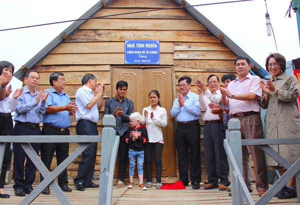 Tặng nhà tình nghĩa cho nạn nhân chất độc da cam/Dioxin. Ảnh: H.T
