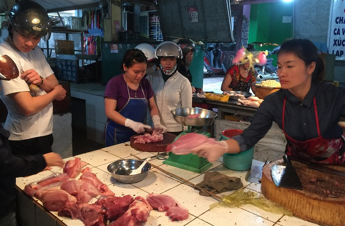 Tuy nhiên, thịt lợn tại các chợ vẫn được bán với giá cao.