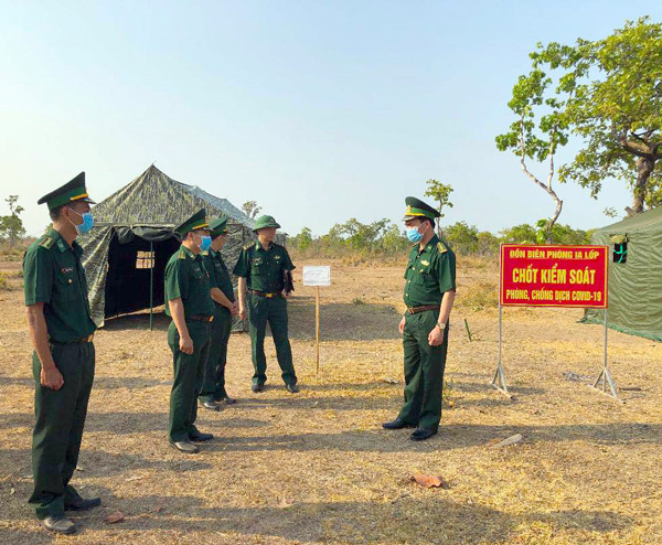 Lãnh đạo Bộ Chỉ huy Bộ đội Biên phòng tỉnh kiểm tra công tác tuần tra, chốt chặn trên tuyến biên giới. Ảnh: A.H