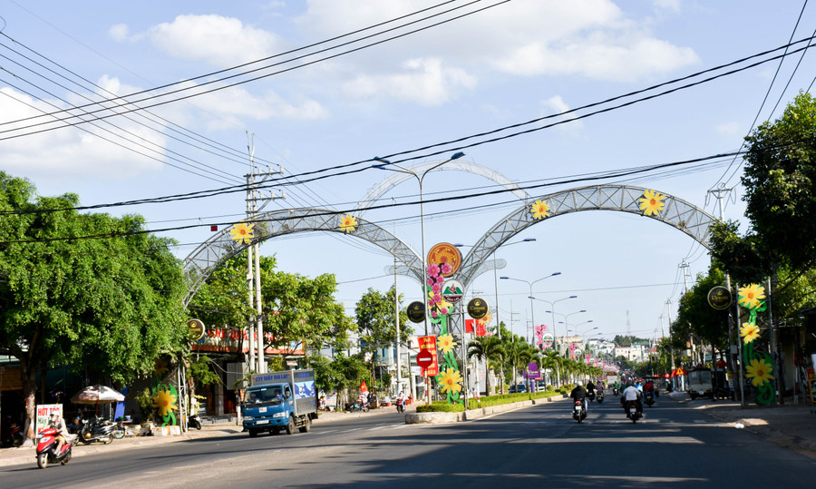 Người dân phố núi đón ngày lễ 30-4 trong tiết trời nắng ráo. Ảnh: Trần Dung Người dân phố núi đón ngày lễ 30-4 trong tiết trời nắng ráo. Ảnh: Trần Dung
