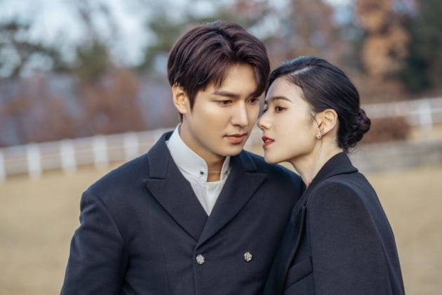 Lee Min Ho và Jung Eun Chae vai kề vai trong 