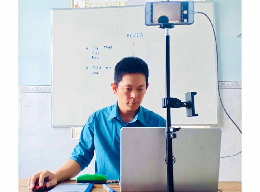 Thầy Nguyễn Thành Nhựt (giáo viên Trường THCS và THPT Y Đôn, huyện Đak Pơ) trong một tiết dạy trực tuyến. Ảnh: HỒNG THI