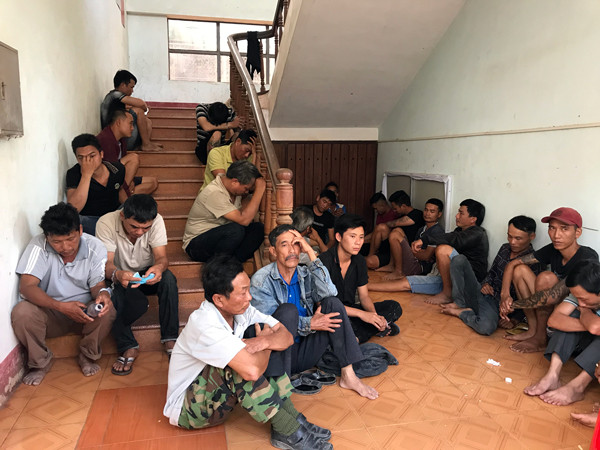 49 đối tượng bị bắt giữ đưa về trụ sở Công an huyện Mang Yang. Ảnh: L.V.N