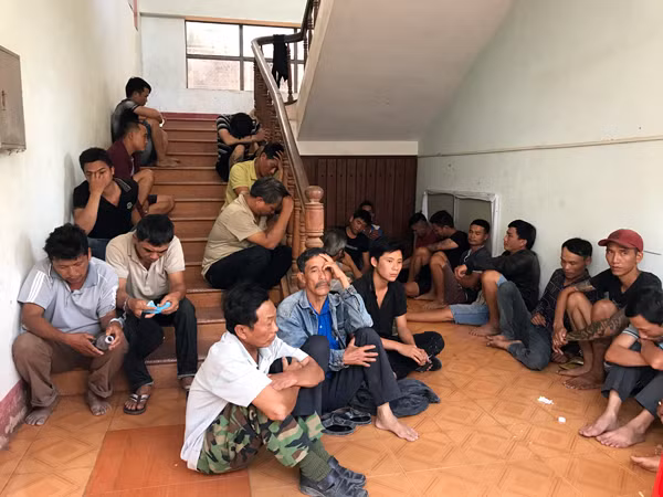 49 đối tượng bị bắt giữ đưa về trụ sở Công an huyện Mang Yang. Ảnh: L.V.N