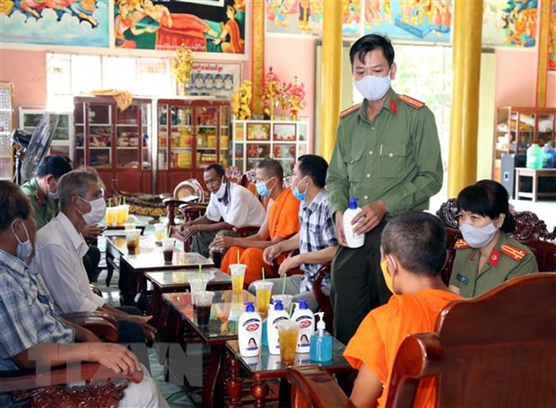 Tuyên truyền về cách phòng chống dịch COVID-19 tại chùa Khmer trên địa bàn tỉnh Sóc Trăng. (Ảnh: TTXVN) Tuyên truyền về cách phòng chống dịch COVID-19 tại chùa Khmer trên địa bàn tỉnh Sóc Trăng. (Ảnh: TTXVN)