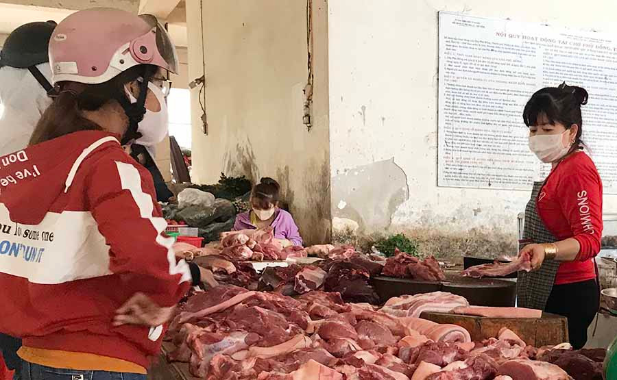 Hiện trên địa bàn TP. Pleiku có khoảng hơn 50% số hộ vừa giết mổ gia súc tại nhà, vừa tự bán thịt tại các chợ. Ảnh: V.T Hiện trên địa bàn TP. Pleiku có khoảng hơn 50% số hộ vừa giết mổ gia súc tại nhà, vừa tự bán thịt tại các chợ. Ảnh: V.T