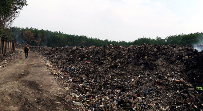 Cả bãi rác rộng gần 1 ha với những đống rác chất cao. Ảnh: Đức Nhật
