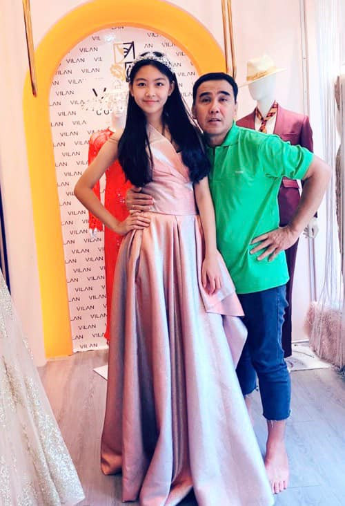 ... và "bây giờ" anh bên con gái Thảo Linh (tên ở nhà là Lọ Lem). "Con cứ cao lên càng nhiều càng tốt, ba nguyện mãi là người bé nhỏ bên đời con. Chúc mừng sinh nhật công chúa Lọ Lem tròn 14 tuổi", MC Quyền Linh nhắn nhủ con gái nhân ngày sinh nhật tuổi 14. ... và