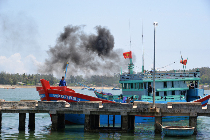 Tàu QNg 90399 TS chở 4 ngư dân trên tàu bị Trung Quốc tông chìm về bờ. Ảnh: T.Trực