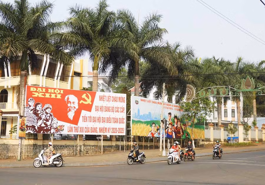 Panô tuyên truyền về Đại hội Đảng các cấp. Ảnh: Thanh Nhật