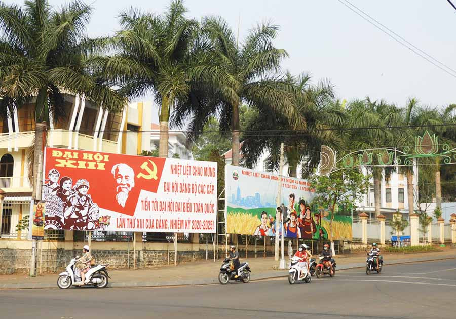 Panô tuyên truyền về Đại hội Đảng các cấp. Ảnh: Thanh Nhật Panô tuyên truyền về Đại hội Đảng các cấp. Ảnh: Thanh Nhật