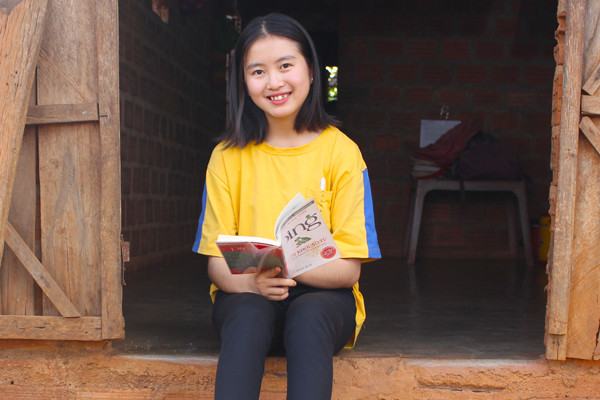 Em Lê Thị Hiếu rất ham mê đọc sách. Ảnh: N.G