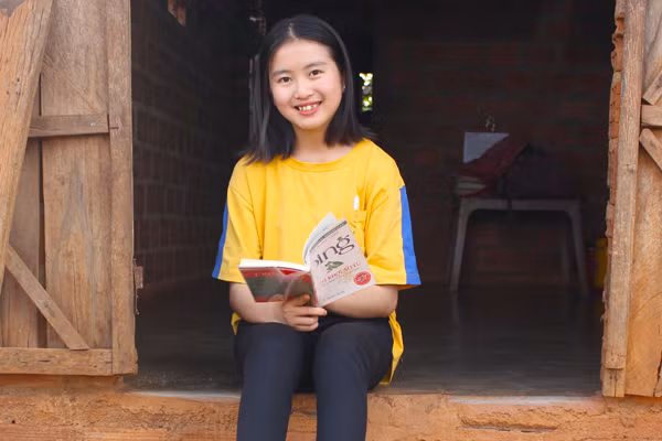 Em Lê Thị Hiếu rất ham mê đọc sách. Ảnh: N.G