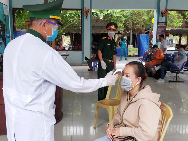 Kiểm tra y tế trước khi cho lên đảo Cù Lao Chàm - ẢNH: C.N Kiểm tra y tế trước khi cho lên đảo Cù Lao Chàm - ẢNH: C.N