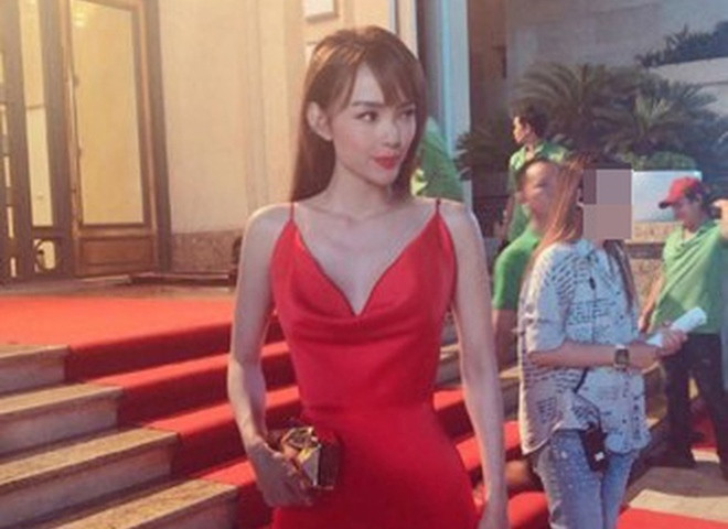 Minh Hằng đẹp bất chấp dù bị chụp lén. Tuy nhiên, vóc dáng gầy gò, lộ cả xương quai xanh của nữ ca sĩ khiến nhiều fan lo ngại.