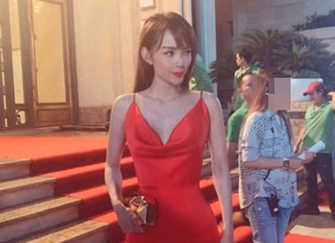 Minh Hằng đẹp bất chấp dù bị chụp lén. Tuy nhiên, vóc dáng gầy gò, lộ cả xương quai xanh của nữ ca sĩ khiến nhiều fan lo ngại.