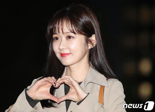 Chăm da cầu kỳ: Jang Nara nhiều lần được ví như thần tiên vì sở hữu vẻ đẹp trẻ mãi không già. Để có được làn da đáng mơ ước, nữ diễn viên thường rất chú trọng vào các bước skincare. Hàng ngày, cô giữ thói quen rửa mặt bằng nước ấm, đắp mặt nạ và thoa kem dưỡng. Bên cạnh đó, người đẹp 38 tuổi thường massage da đều đặn. Ảnh: News1.