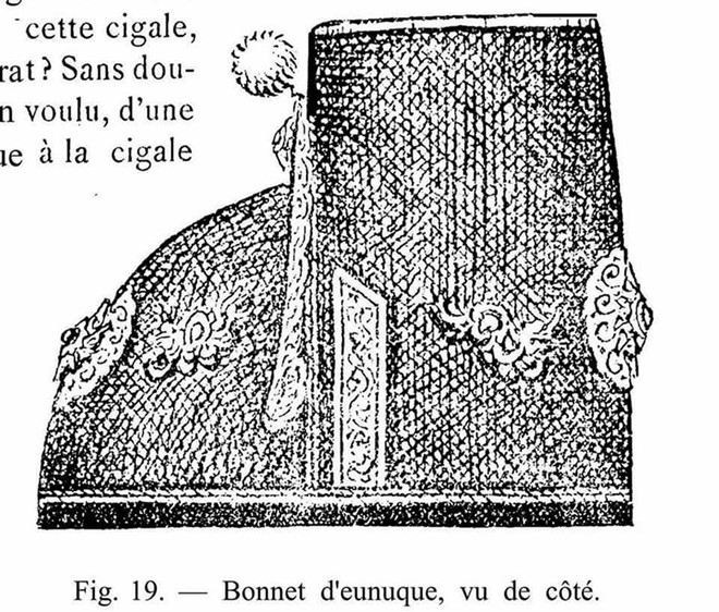 Ảnh 1: "Thoạt nhìn đã cho ta cảm giác và liên tưởng ngay đến cái gì đó bị cắt, bởi ở phần đỉnh mũ trông như được cắt ngang như có chủ ý, thể hiện thân phận của nhân vật này", nghệ nhân Vũ Kim Lộc nhận xét - Ảnh: TL của Vũ Kim Lộc Ảnh 1:
