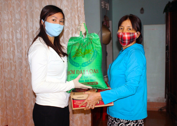 Bà Đào Thị Lài-Phó Chủ tịch Hội Nông dân phường Hội Thương (TP.Pleiku) trao quà hỗ trợ cho bà Hồ Thị Lựu. Ảnh: T.B
