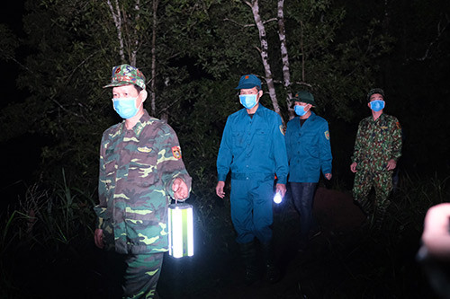  Các chiến sỹ Đồn Biên phòng Ba Sơn giữa đêm tối leo đồi đi tuần đường mòn khu vực biên giới. (Ảnh: Liễu Chang)