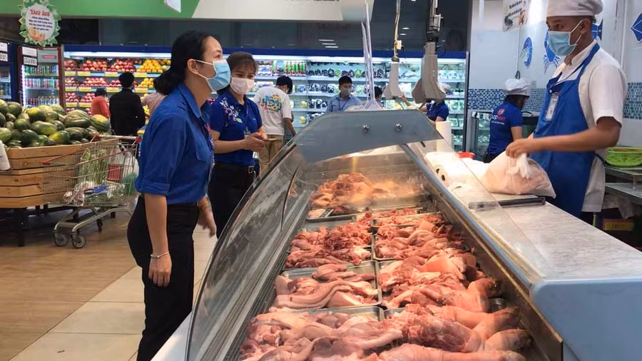 Các Siêu thị tăng cường nguồn hàng phục vụ người dân mua sắm trong những ngày thực hiện cách ly toàn xã hội. Ảnh: Vũ Thảo