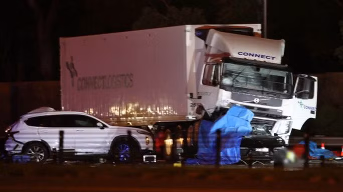  Một chiếc xe tải tông chết 4 cảnh sát tại Úc khi họ đứng bắt một tài xế chạy quá tốc độ, nghi sử dụng ma túy. Ảnh: AAP