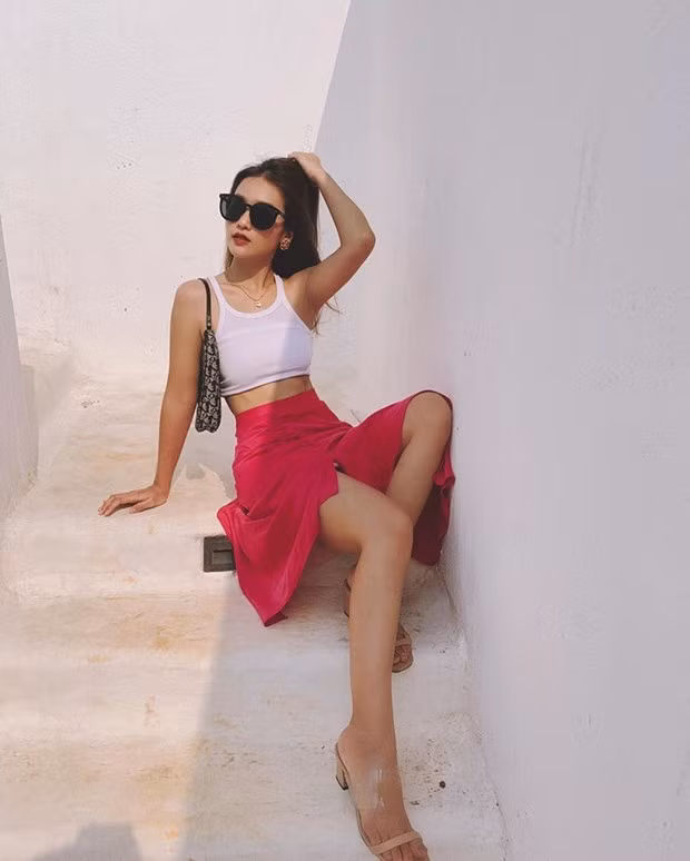 Cách ly xã hội, Khả Ngân vẫn có ảnh long lanh như đang tận hưởng resort hạng sang. Hot girl đình đám diện crop top và chân váy màu nổi, khoe eo thon và tôn làn da rám nắng.