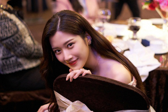 Trong khoảng hai năm trở lại đây, khi bước sang độ tuổi trưởng thành, Moon Ga Young không chỉ cho thấy sự tiến bộ trong diễn xuất, mà còn khiến khán giả ngạc nhiên với sự thăng hạng về nhăn sắc. Từ một cô gái ngây thơ, trong sáng, cô trở thành mỹ nhân sang trọng, sở hữu vóc dáng cuốn hút.