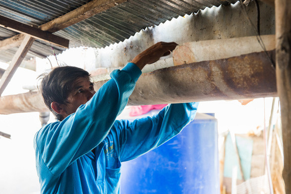 Mùa mưa sắp tới ông Đỗ Văn Hùng, xã Hưng Thạn h, sửa sang lại ngôi nhờ đã xuống cấp nghiêm trọng - Ảnh: A.V.