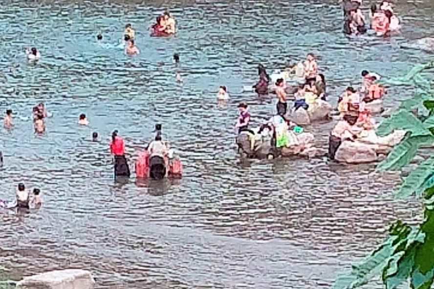 Sông biên giới Sê Pôn nước cạn, mỗi ngày tầm 17h có nhiều người dân Việt Nam và Lào ra sông tắm ở một số điểm, nên dễ xảy ra tình trạng đánh tráo để xuất nhập cảnh trái phép. Ảnh: Hưng Thơ.