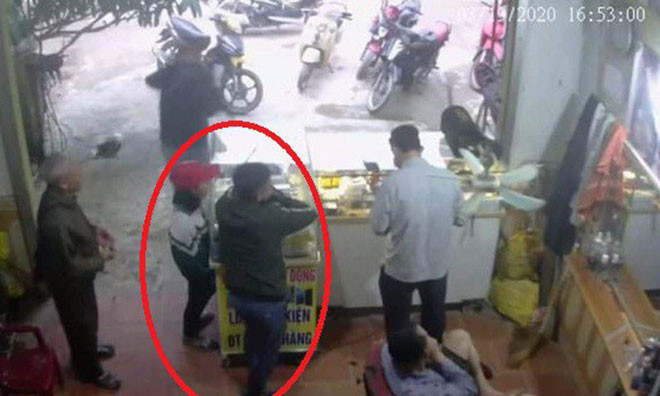 Khoát cùng em T vào cửa hàng bán điện thoại (ảnh cắt từ camera).